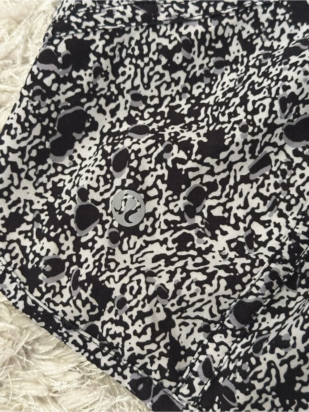 🍋 Lululemon Women’s Black & White Tracker Athletic Shorts - 8